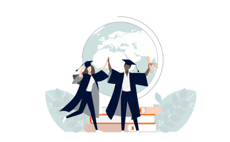 Ilustración de dos graduados con togas y birretes chocando los cinco frente a un globo terráqueo. Están de pie sobre una pila de libros, sosteniendo diplomas, con plantas frondosas al fondo. La imagen simboliza celebración y logros académicos globales.
