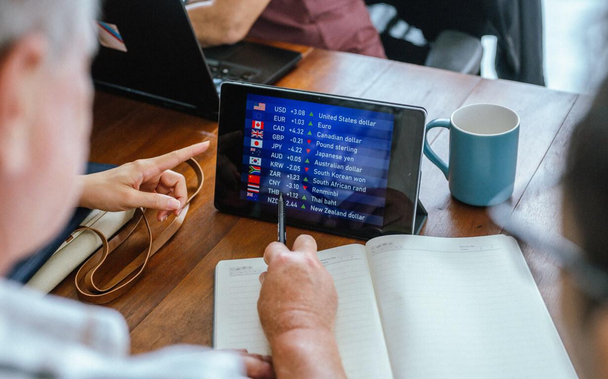 Comment les taux de change peuvent vous affecter financièrement lorsque vous vivez à l’étranger